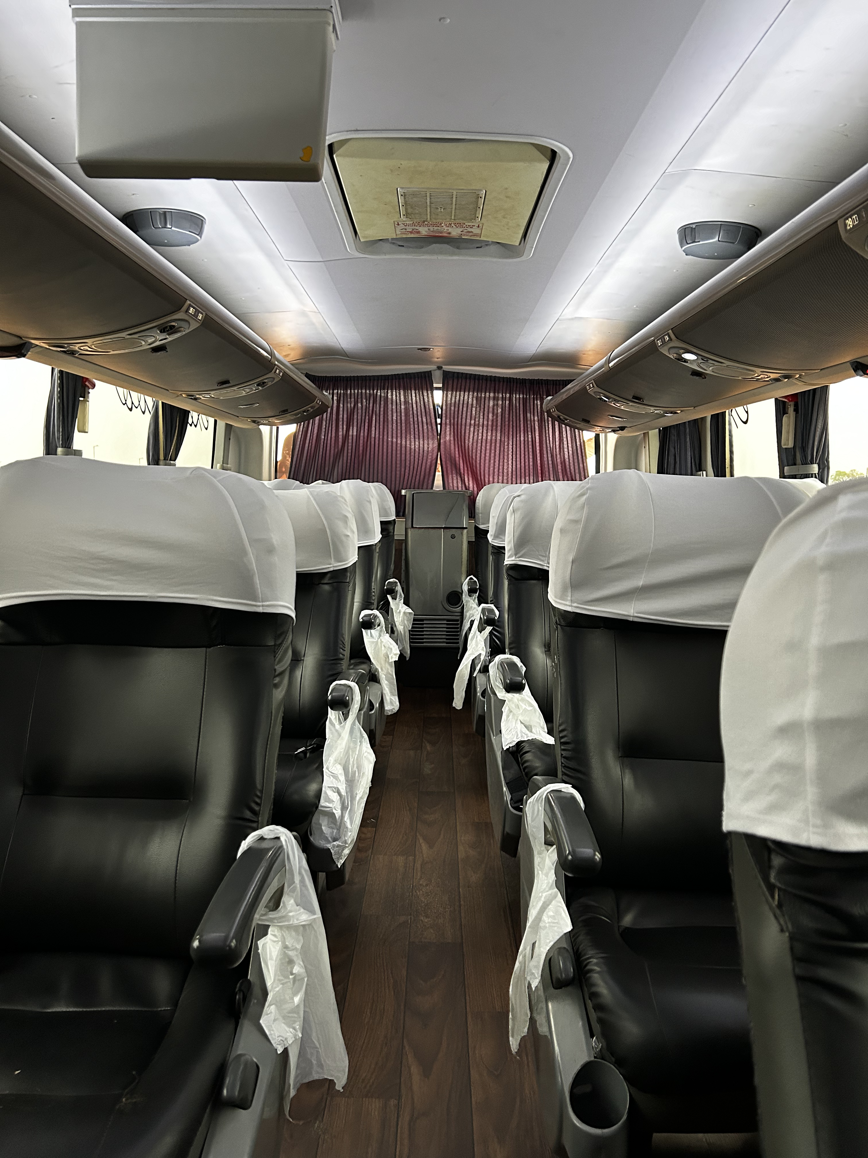 Comodidades a bordo - interior moderno do ônibus
